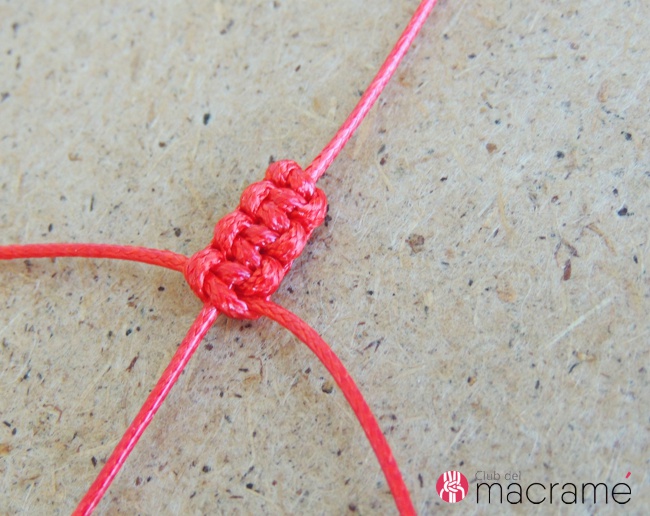 Paso 5: Realizar 17 Nudos Planos con las cuerdas tejedoras