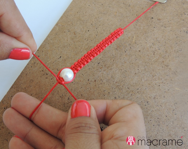 Paso 6: Incorporar una perla y realizar un Nudo Plano a la pulsera para fijarla